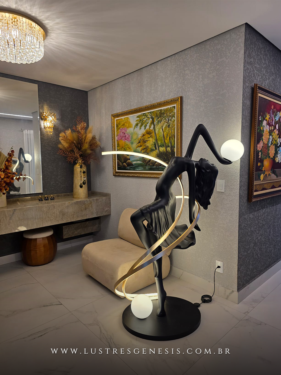 Escultura Ballerina preta com globo fosco iluminado, ideal para hall de entrada, sala de estar ou jardim de inverno, decorando ambiente sofisticado com poltrona bege, quadros e espelho.